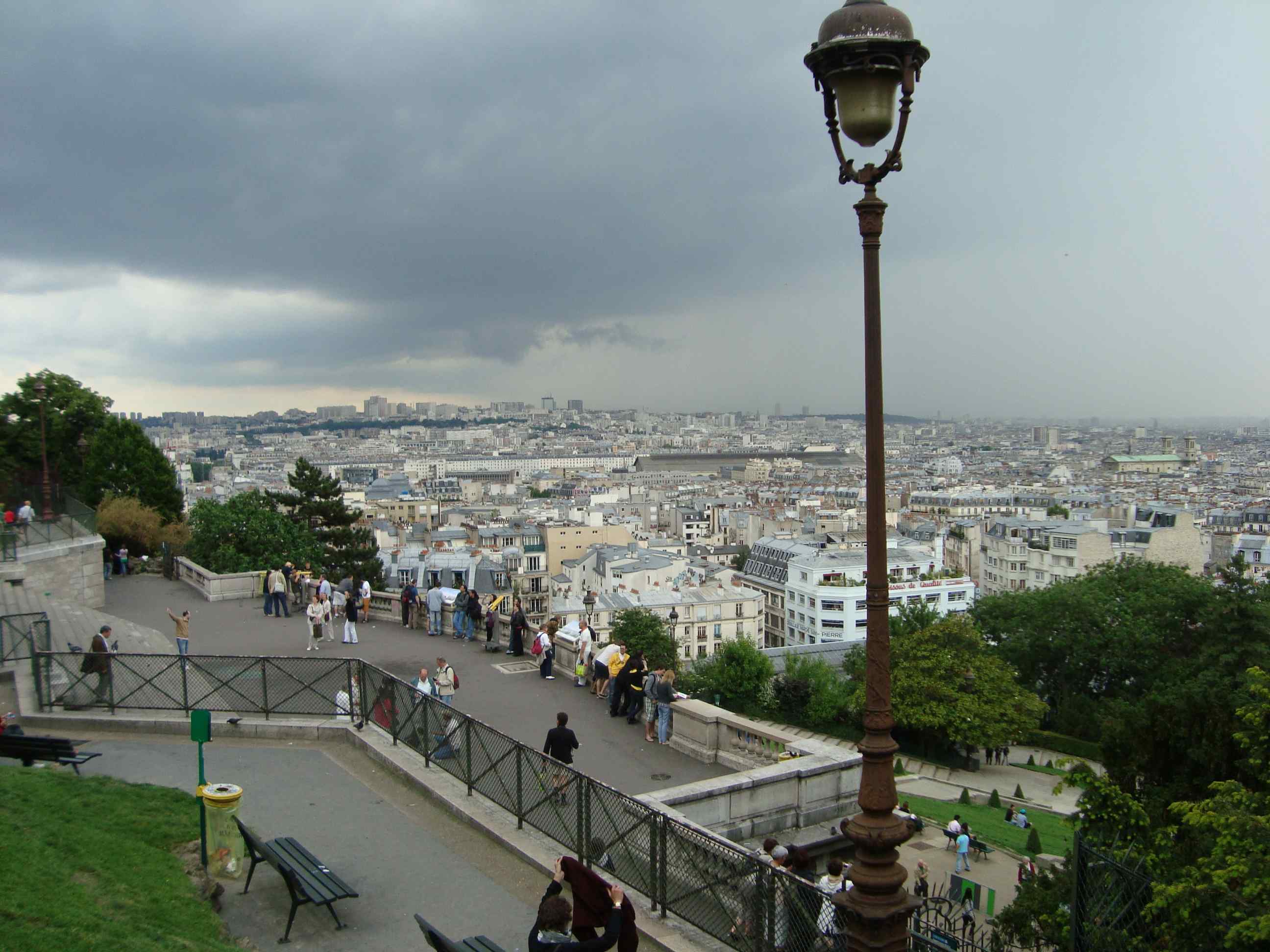 雨の降りそうな、黒い雲のパリ市内。
